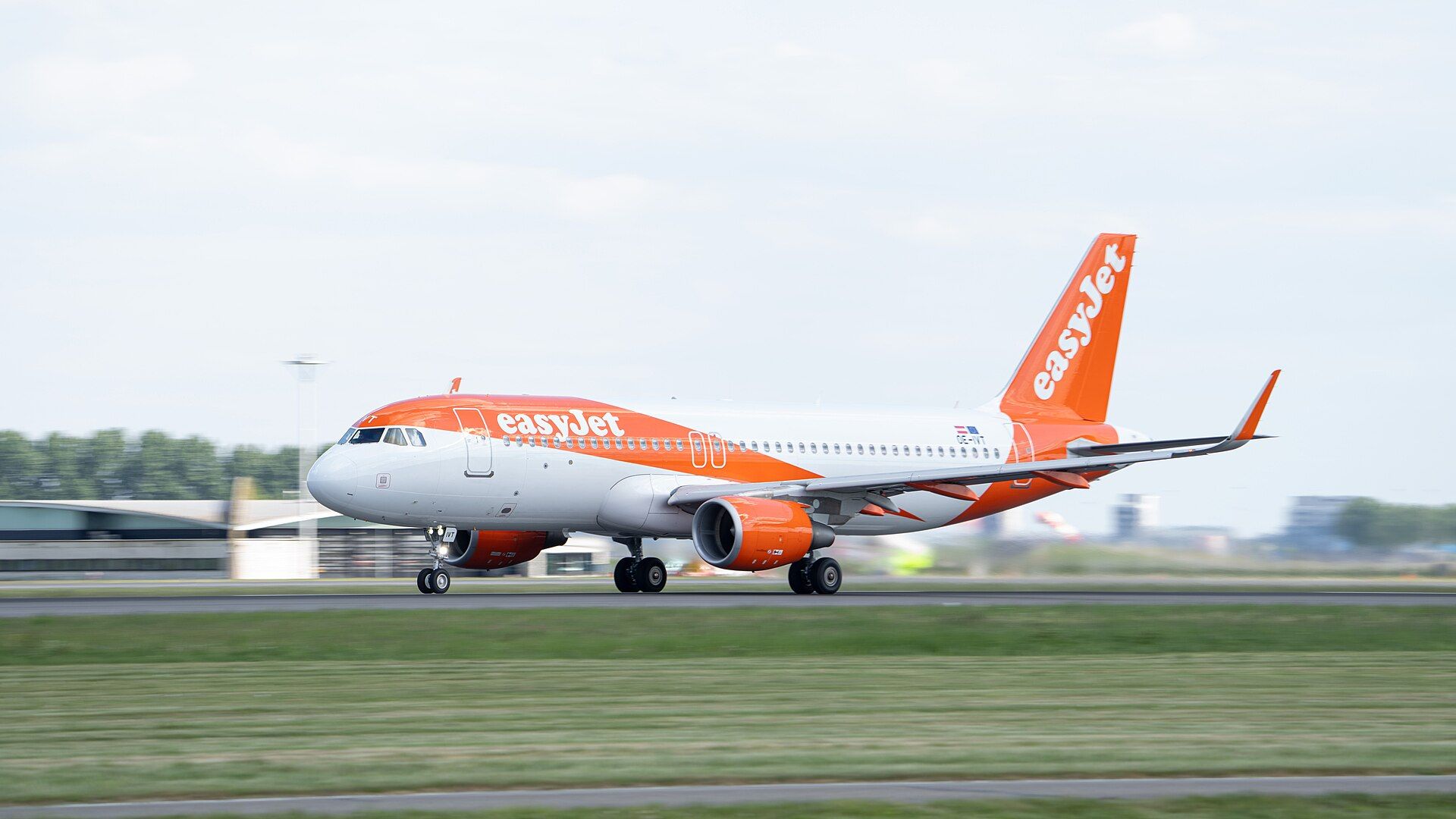 easyJet to Offer Starlink In-Flight Internet From 2027