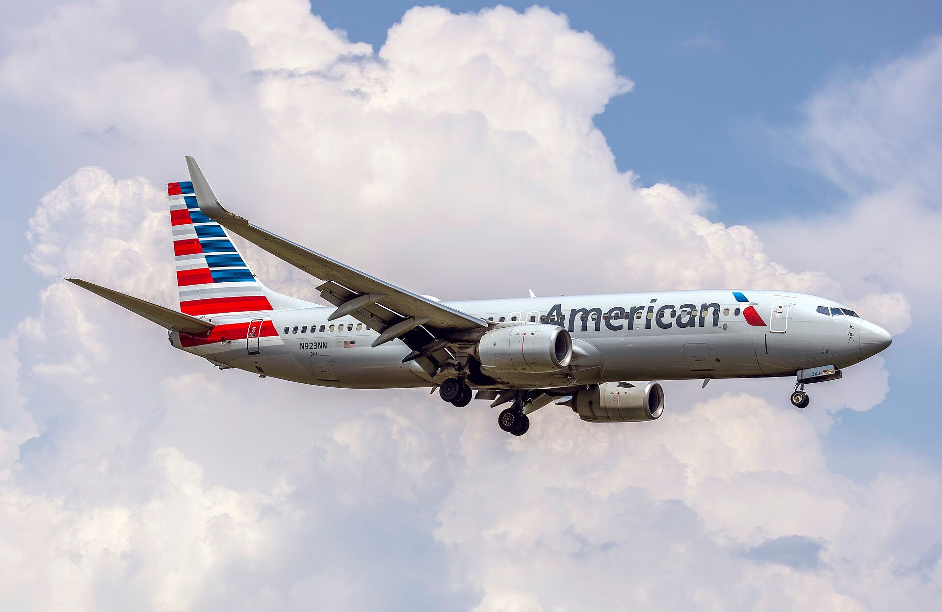 American Airlines Reports Record Revenue Amid Fuel Cost Pressure